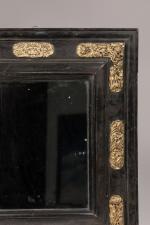 Petit MIROIR en bois noirci mouluré orné de plaquettes de...