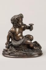 Petit PUTTI assis buveur. Bronze à patine brune, dans le...