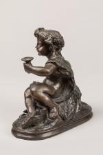 Petit PUTTI assis buveur. Bronze à patine brune, dans le...