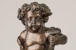 Petit PUTTI assis buveur. Bronze à patine brune, dans le...