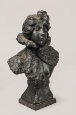 Emmanuel Villanis (1858-1914)
« Frileuse »
Buste en composition à patine noire....