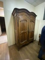 ARMOIRE en noyer mouluré à décor d'une étoile ouvrant par...