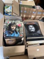 Huit cartons de vinyles, musique classique, jazz, pop, chanson française....