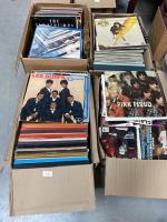 Huit cartons de vinyles, musique classique, jazz, pop, chanson française....