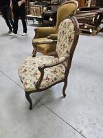 FAUTEUIL à la reine en bois mouluré et sculpté de...