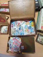 Un carton de timbres, deux albums et divers boîtes avec...