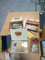 Un carton de timbres, deux albums et divers boîtes avec...