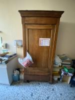 Une armoire  en bois fruitier à une porte et...