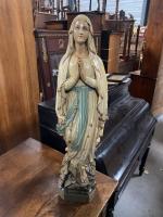 SUJET en plâtre polychrome à décor d'une Vierge en prière....