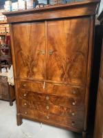 COMMODE-ARMOIRE en acajou et placage d'acajou ouvrant à deux vantaux...