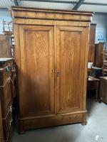 ARMOIRE ouvrant à deux portes d'époque Louis-Philippe. 238 x 147...