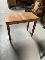 TABLE en noyer les pieds gaines. Epoque XIXe siècle. 70...