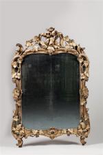 MIROIR à parecloses en bois doré et sculpté de pampres...