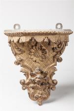 Petite CONSOLE d'applique en bois doré et sculpté de fleurs,...