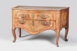 Large COMMODE en noyer, placage de noyer et bois indigène...