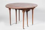 TABLE en acajou et placage d'acajou de forme ovale le...