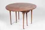 TABLE en acajou et placage d'acajou de forme ovale le...