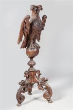 Ancien LUTRIN en chêne figurant un aigle bicéphale posé sur...