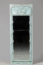 MIROIR de boiserie relaqué bleu à décor sculpté de guirlandes...