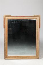 MIROIR rectangulaire en bois doré et stuqué à décor feuillagé....