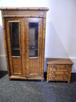 Mobilier de poupée comprenant une armoire vitrée en bambou ...