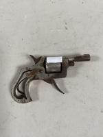 Petit REVOLVER époque fin XIXe siècle. Marqué "FD 353". 7...