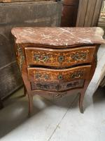 COMMODE sauteuse en bois de placage à décor marqueté de...