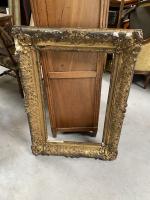 MIROIR en bois doré de style Régence. 92 x 65...