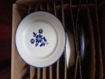 Lot comprenant PORCELAINE ET FAIENCE dont partie de service en...