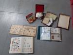 Lot de 3 boîtes et trois albums de  timbres...