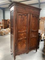 ARMOIRE en chêne à deux portes, les pieds galbés .Époque...