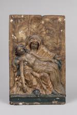 PIETA. Panneau de bois tendre sculpté en haut-relief polychrome et...