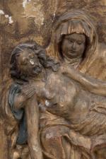 PIETA. Panneau de bois tendre sculpté en haut-relief polychrome et...