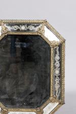 MIROIR de forme octogonale biseauté à parecloses gravées et ornementation...