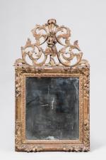 MIROIR en bois sculpté et doré mouluré à décor de...