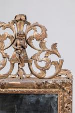 MIROIR en bois sculpté et doré mouluré à décor de...