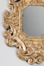 MIROIR octogonal en bois sculpté et doré, ajouré à décor...