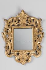 Petit MIROIR en bois doré ajouré, à décor d'entrelacs et...