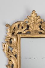 Petit MIROIR en bois doré ajouré, à décor d'entrelacs et...