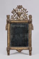 MIROIR en bois doré anciennement argenté mouluré et sculpté de...