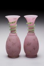 Paire de VASES balustre en opaline rose à décor de...