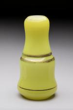 VERRE de NUIT en opaline jaune savonneuse comprenant un flacon...