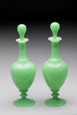 Paire de petits FLACONS en opaline verte de forme balustre...