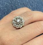 BAGUE "Fleur" en or gris 750/°° ornée de diamants demi-taille,...