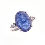 BAGUE en or gris 750/°° ornée d'une importante tanzanite cabochon...