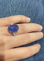 BAGUE en or gris 750/°° ornée d'une importante tanzanite cabochon...