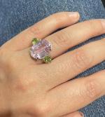 BAGUE en or gris 750/°° ornée d'une importante kunzite de...