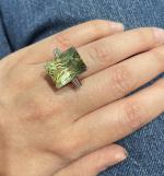 Importante BAGUE en or gris 750/°° ornée d'une tourmaline verte...