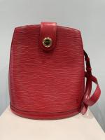 LOUIS VUITTON - SAC modèle "Cluny" en cuir épi rouge,...