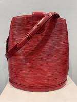 LOUIS VUITTON - SAC modèle "Cluny" en cuir épi rouge,...